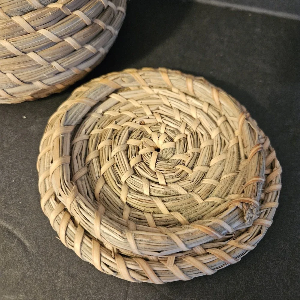 Vintage‎ Small Handwoven Rattan Straw Wicker Basket With Lid Lidded